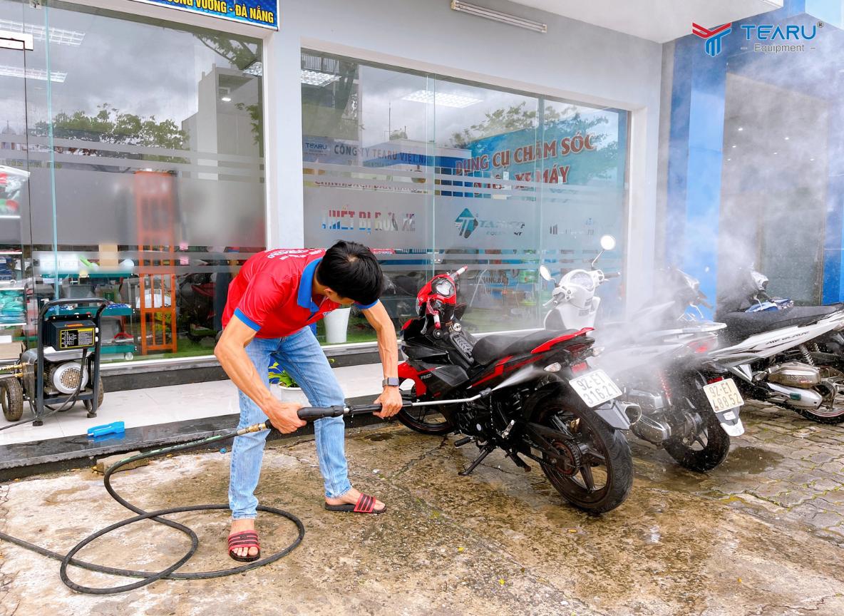 Có Nên Dùng Cần Nối Dài Súng Rửa Xe Để Vệ Sinh Xe Hiệu Quả Hơn? 4 Khoảng xịt cách tốt nhất với bề mặt xe là 20cm