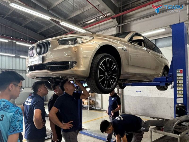 Cách Phát Hiện Xe Ô Tô Bị Tai Nạn Qua Dấu Hiệu Bên Ngoài 3 Kiểm tra hệ thống khung gầm xe