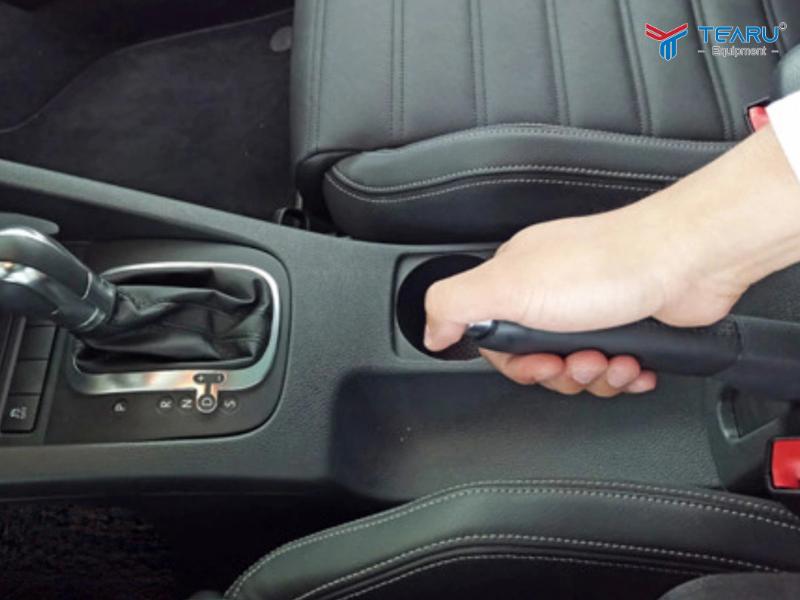Những Sai Lầm Khi Đỗ Xe Trên Dốc Mà Nhiều Người Mắc Phải 2 Kéo phanh tay khi đỗ xe ngang dốc