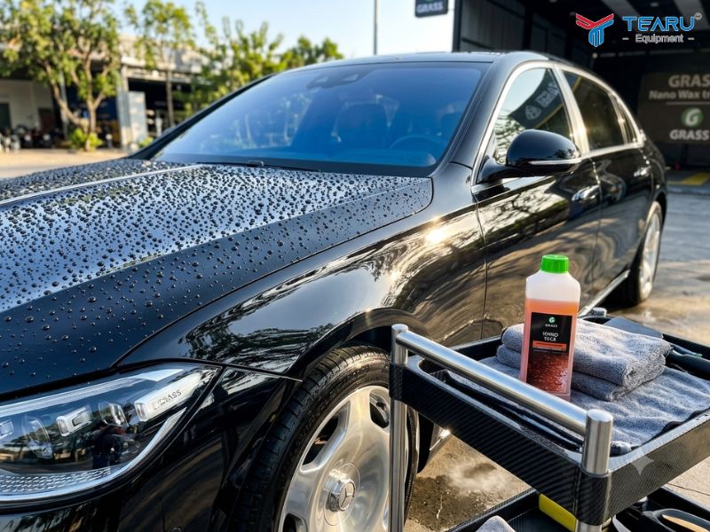 Sử dụng dung dịch phủ nano hiệu ứng lá sen lên bề mặt ô tô