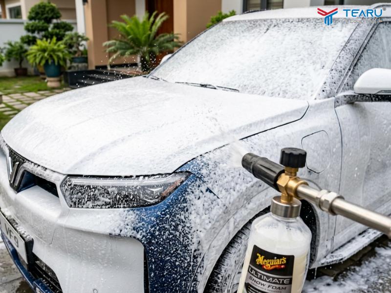 Hướng Dẫn Rửa Xe Điện Tại Nhà Đúng Kỹ Thuật Từ A Đến Z 2 Phun dung dịch rửa xe không chạm lên toàn bộ bề mặt xe