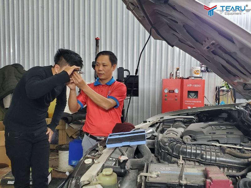 Đào Tạo Tay Nghề Chăm Sóc Xe: Yếu Tố Giúp Tiệm Rửa Xe Giữ Chân Khách Hàng 4 Khi lắp đặt thiết bị tại Tearu bạn sẽ được đào tạo quy trình rửa xe chuyên nghiệp