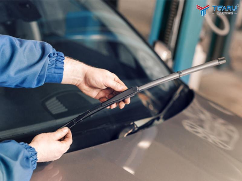 Cần thay gạt mưa khi lưỡi cao su bị chai cứng