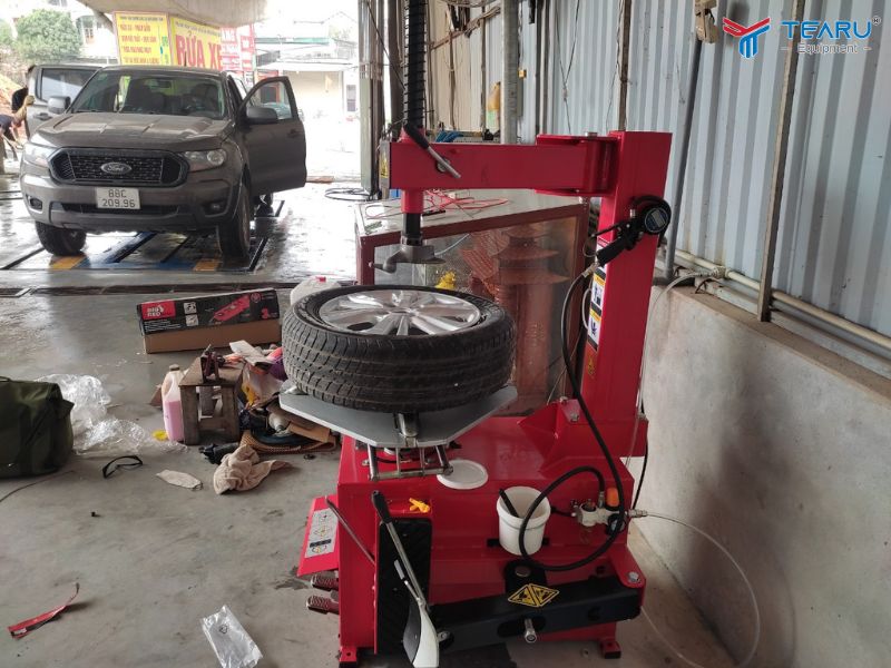 Tư Vấn Mở Dịch Vụ Làm Lốp Lưu Động Tại Đà Nẵng Từ A Đến Z 2 Máy ra vào lốp là thiết bị chính không thể thiếu