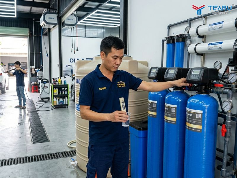 Chủ tiệm nên kiểm tra nguồn nước và lắp thiết bị lọc phù hợp