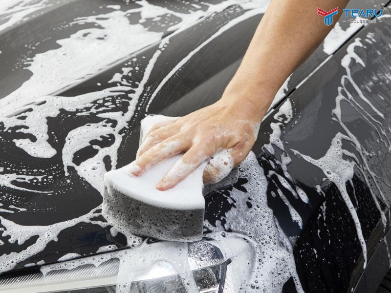 Mút Rửa Xe Và Găng Tay Rửa Xe: Loại Nào Hiệu Quả Hơn? 3 Dù sử dụng mút hay găng tay, người dùng vẫn cần tuân thủ đúng quy trình
