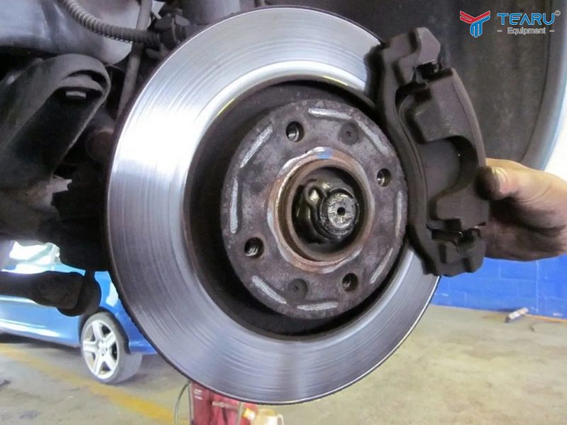 Thay Má Phanh Ô Tô Có Cần Thay Cả 4 Bánh Không? Giải Đáp Chi Tiết 3 Chủ xe nên kiểm tra má phanh khi có các dấu hiệu khác thường