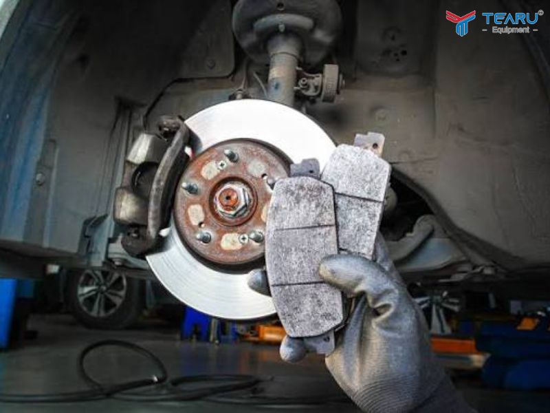 Thay Má Phanh Ô Tô Có Cần Thay Cả 4 Bánh Không? Giải Đáp Chi Tiết 1 Thay Má Phanh Ô Tô Có Cần Thay Cả 4 Bánh Không? Giải Đáp Chi Tiết