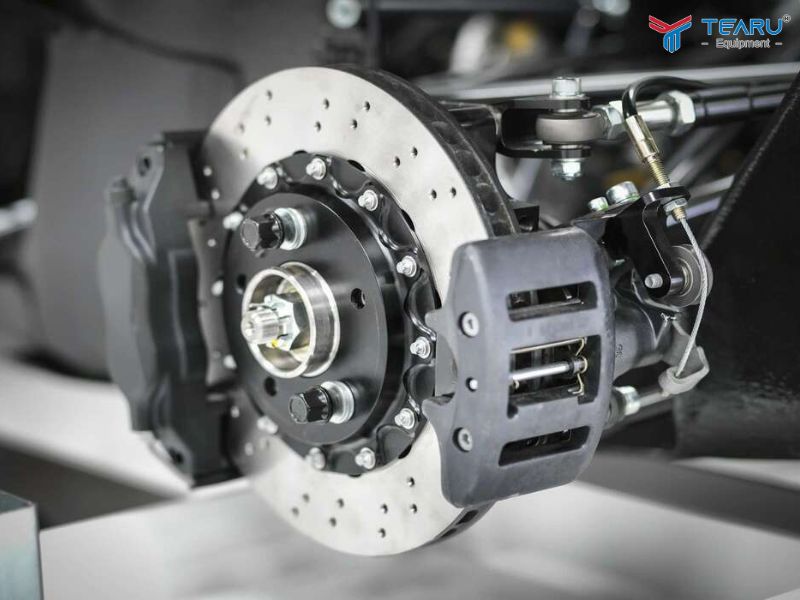 Phanh Tái Sinh Trên Xe Điện Là Gì Và Hoạt Động Ra Sao? 2 Khi người lái nhả chân ga hoặc đạp phanh, hệ thống điều khiển điện tử sẽ xác định mức độ giảm tốc cần thiết.