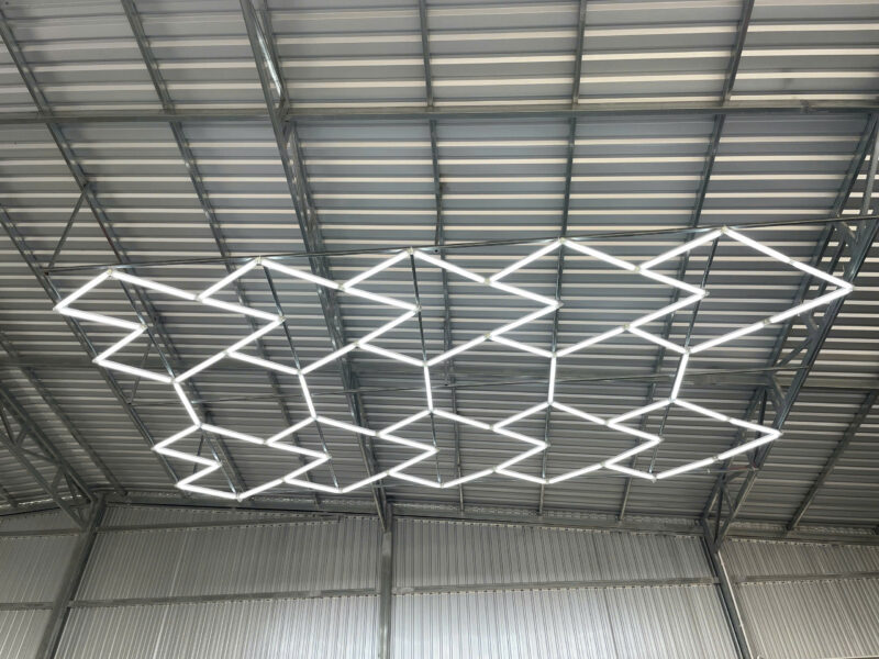 Đèn LED tổ ong gara ô tô: Công dụng và cách lựa chọn 2 Đèn LED tổ ong gara ô tô trên trần