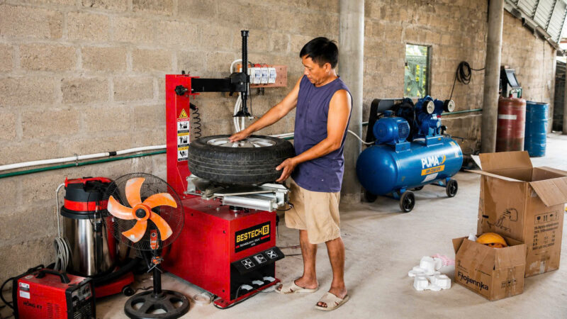 Sử dụng thiết bị ra vào lốp 